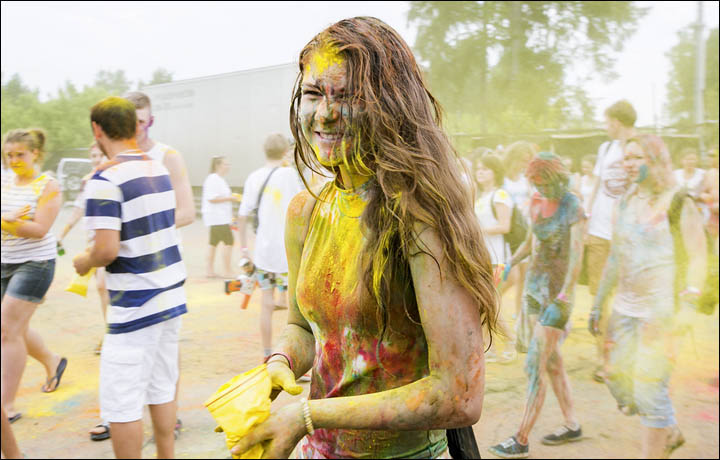 Siberians show their true colours in paint festival
