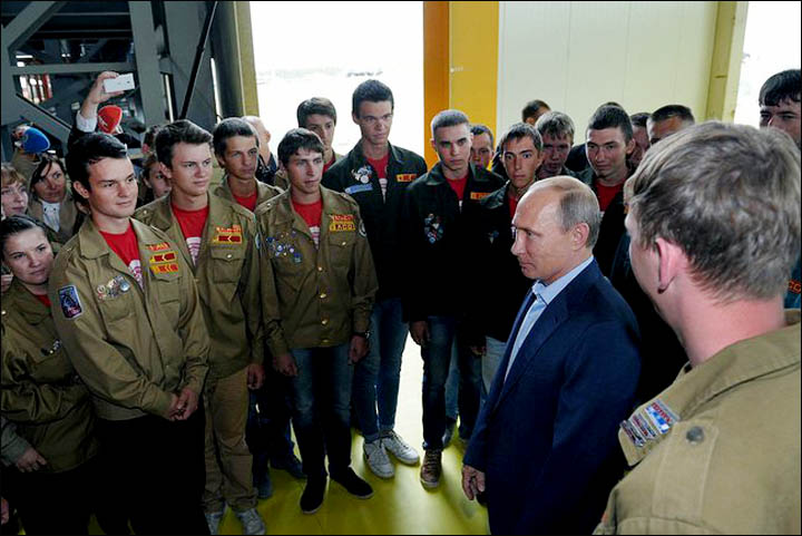 Putin meets with students on the construction site