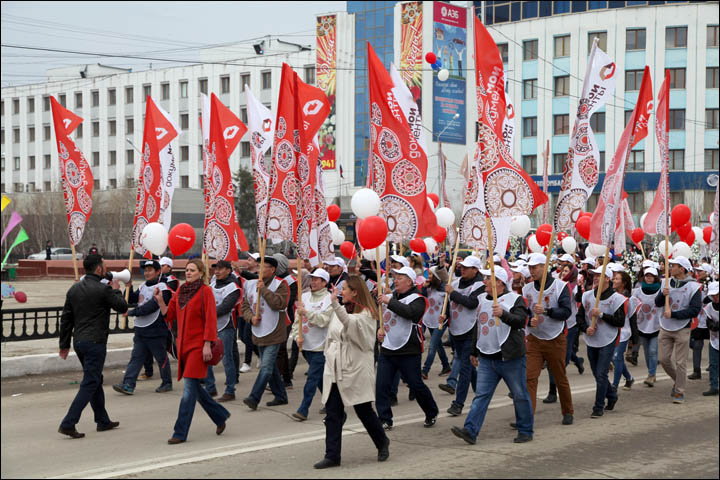 50,000 people march on the May Day parade in Yakutsk 