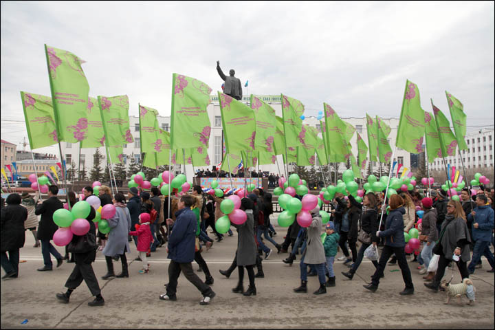 50,000 people march on the May Day parade in Yakutsk 