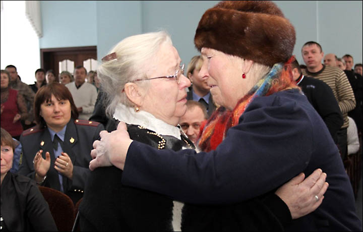 70 years apart sisters meet after II World War