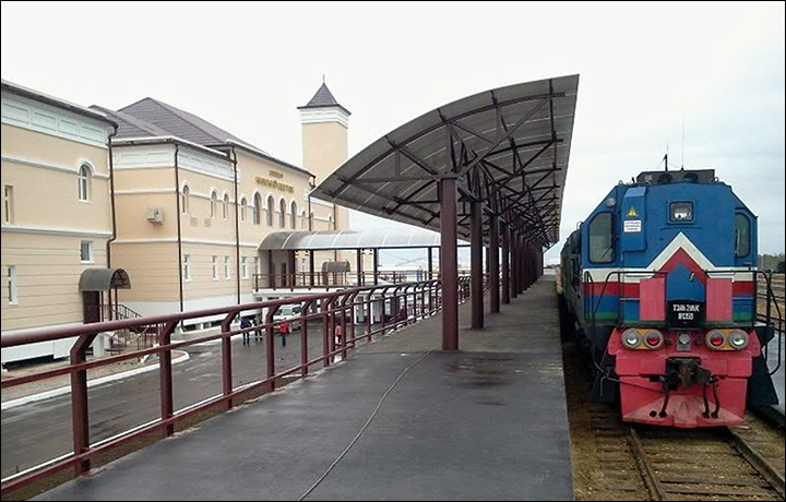 Train at Nizhny Bestyakh station