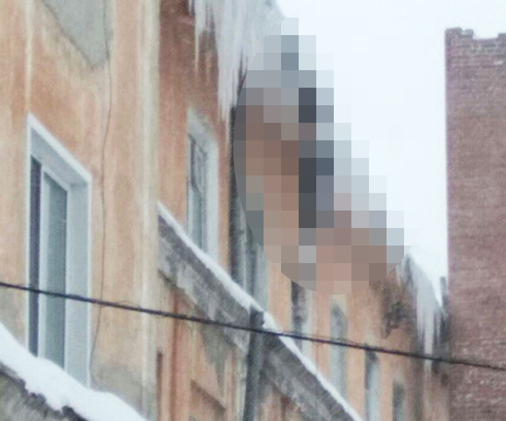 Industrial climber found frozen with icicles hanging from 3-storey block