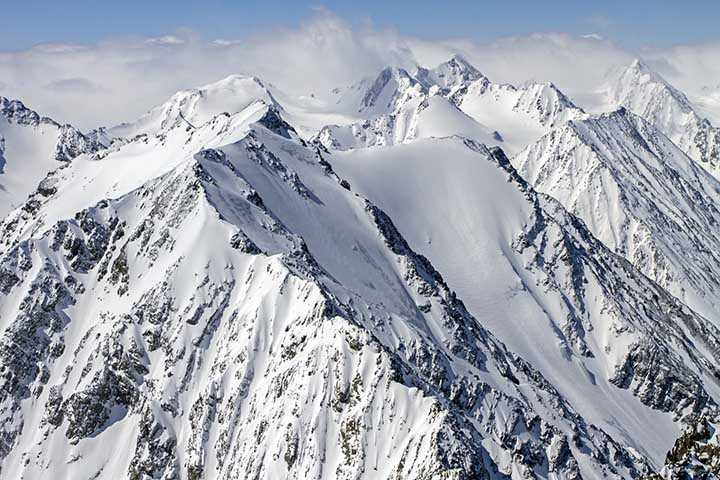 Two female university students survive as avalanche kills seven climbers in Altai Mountains 