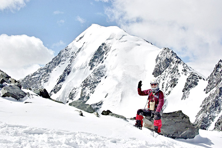 Two female university students survive as avalanche kills seven climbers in Altai Mountains 