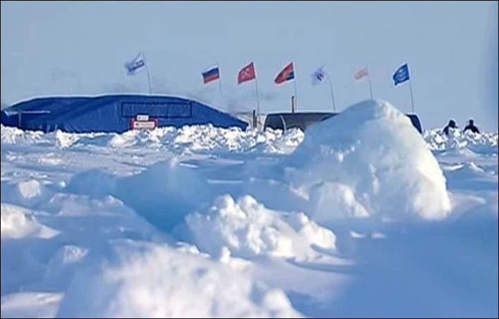 More than 50 servicemen in air drop close to  Russia's drifting ice base Barneo.