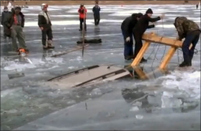 Amazing Siberian technique for rescuing cars from bottom of ice-bound Lake Baikal 