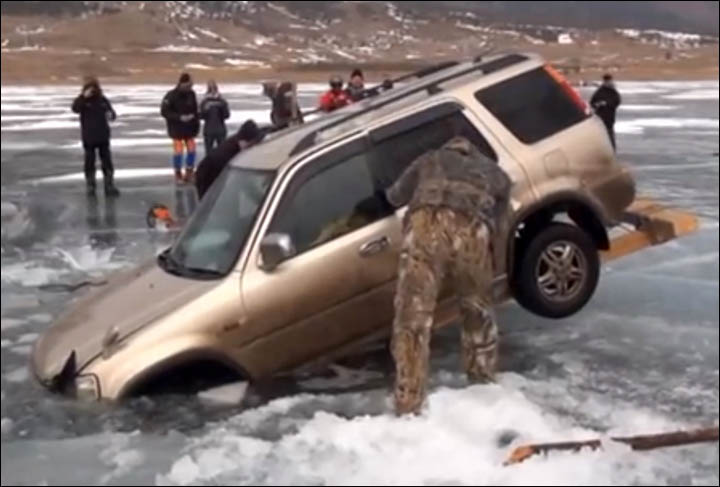 Amazing Siberian technique for rescuing cars from bottom of ice-bound Lake Baikal 