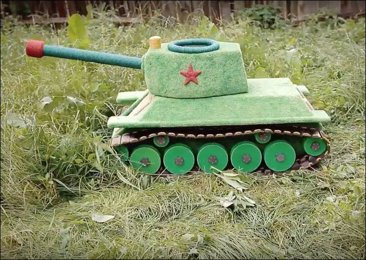Cat drives its own tank in Siberia