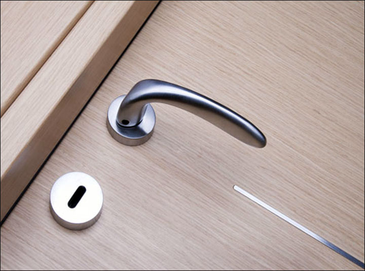 Door handle in chest