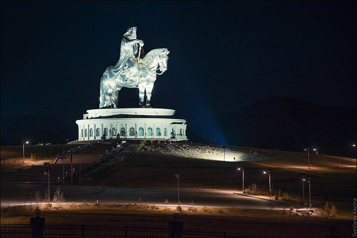 It is the bigger equestrian statue in the world