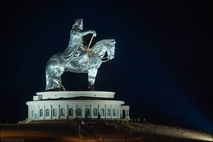 It is the bigger equestrian statue in the world