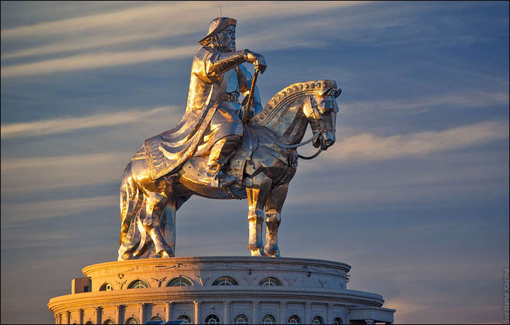 It is the bigger equestrian statue in the world