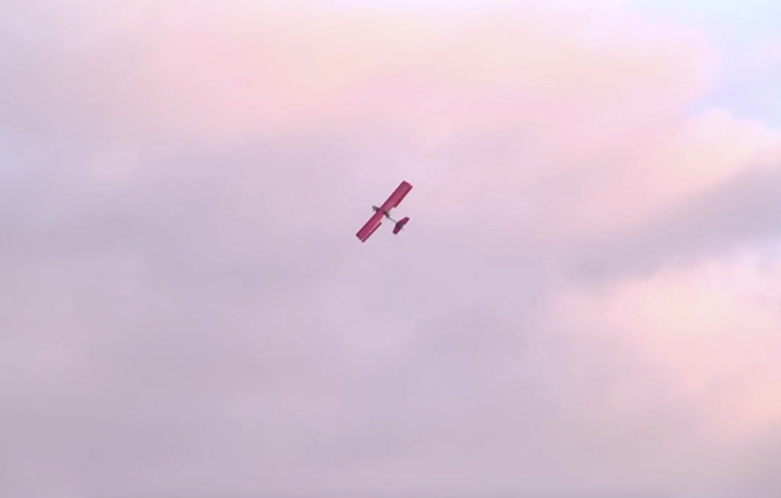 Amateur pilot wins Guinness World Record for amazing 100 flat spins