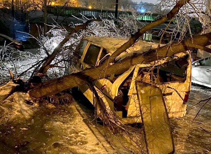 Homeless man freezes to death steps away from cathedral in Vladivostok’s ice rain aftermath 