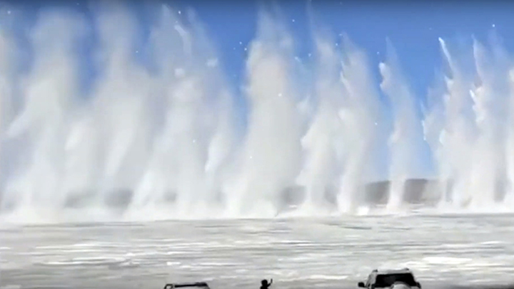 The art of avoiding floods: stunning choreographed ice fountains as Emergencies Ministry unclogs the Amur River