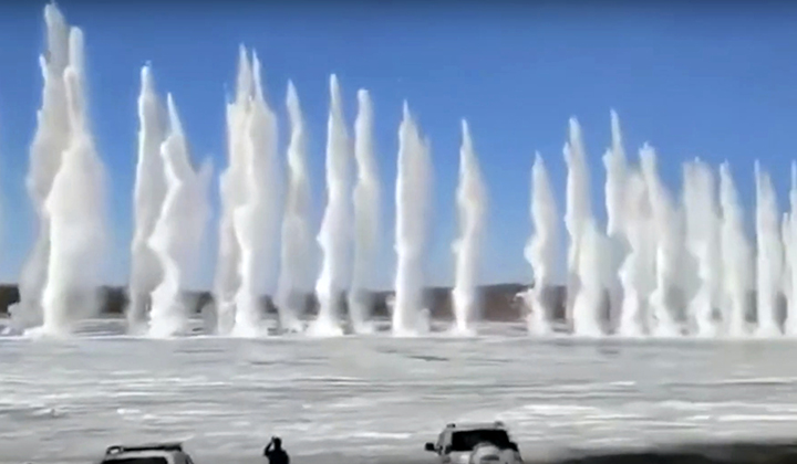 The art of avoiding floods: stunning choreographed ice fountains as Emergencies Ministry unclogs the Amur River
