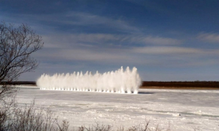 The art of avoiding floods: stunning choreographed ice fountains as Emergencies Ministry unclogs the Amur River