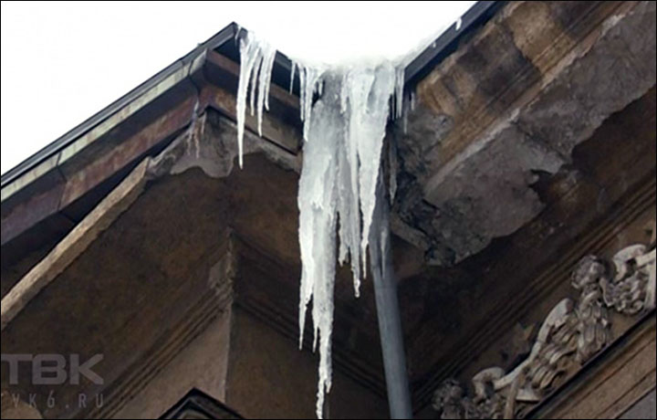 Man, 40, killed after being hit on the head by falling icicle in Krasnoyarsk