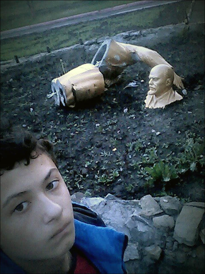 Lenin fell after the selfie