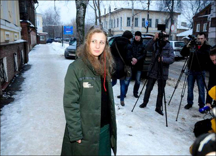 Pussy Riot protester Maria Alyokhina released on amnesty from Siberian prison hospital 