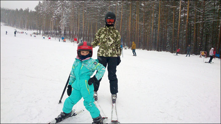 Natalia and Eva skiing
