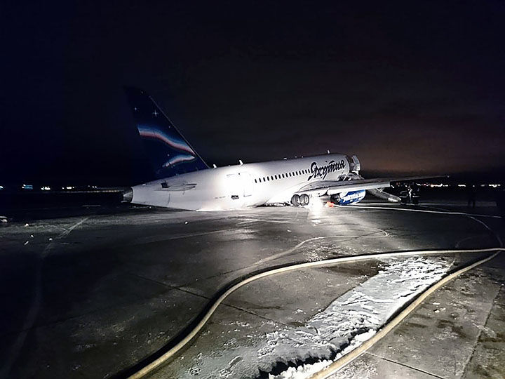 92 people evacuated after plane skids off a runway in Yakutia