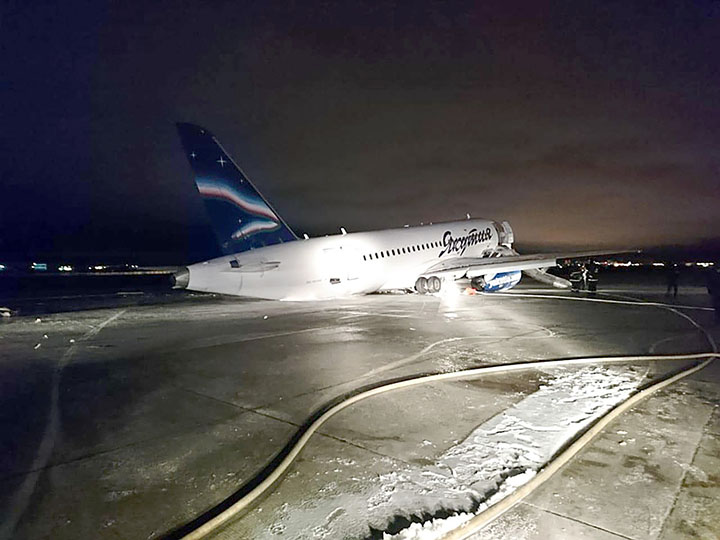 92 people evacuated after plane skids off a runway in Yakutia