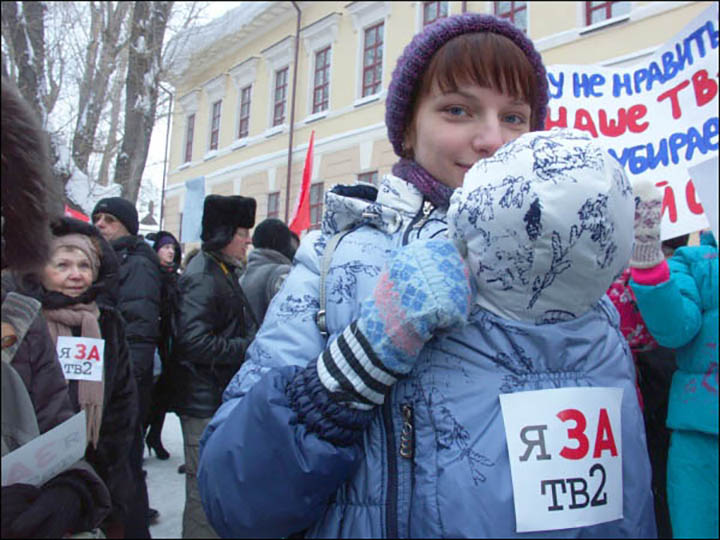 TV2 station in Tomsk 'to close at New Year despite protests', say journalists.