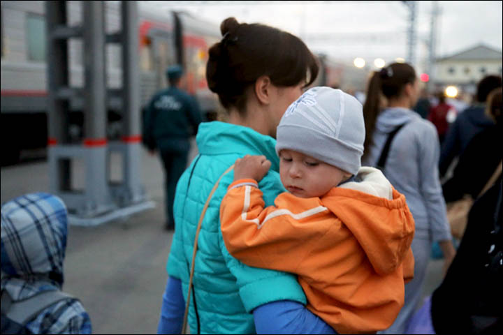 Hundreds of Ukrainian war refugees welcomed in Irkutsk to start new life
