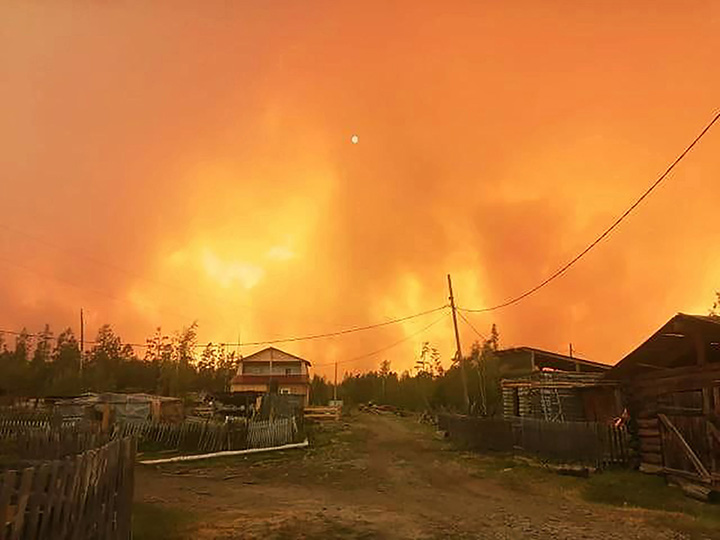 Peat fires continue to burn at air temperature of -50C in northeastern Yakutia 