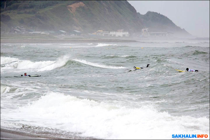 Bid to put Russian island on the world's surfing map