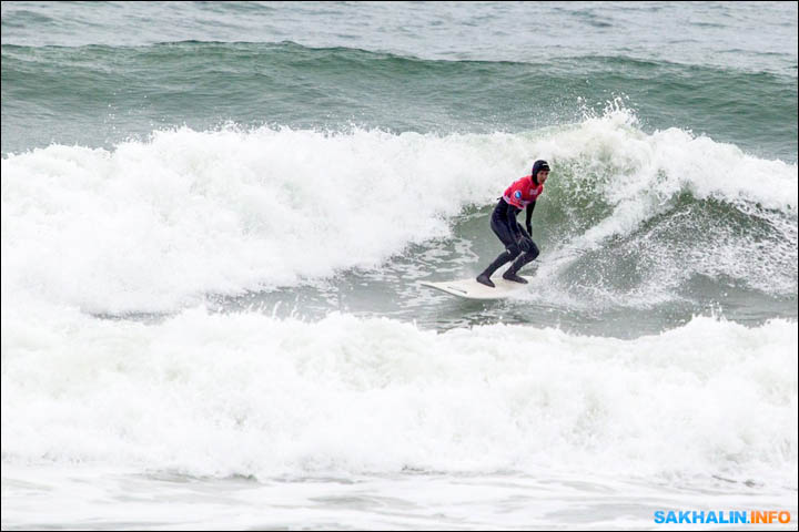 Bid to put Russian island on the world's surfing map
