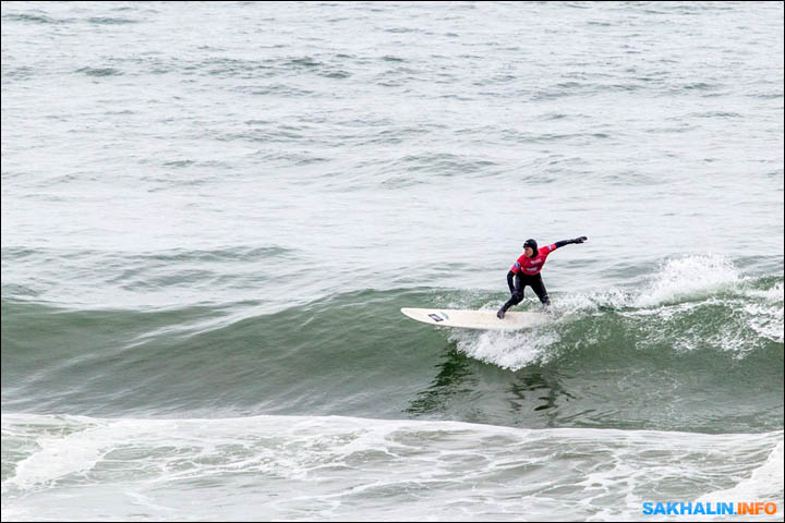 Bid to put Russian island on the world's surfing map