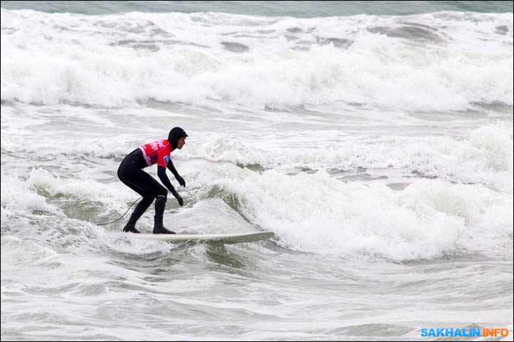 Bid to put Russian island on the world's surfing map