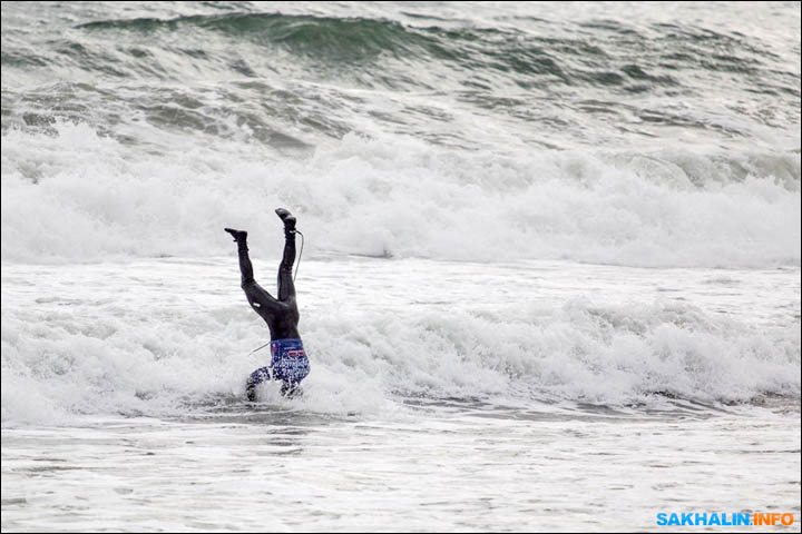 Bid to put Russian island on the world's surfing map