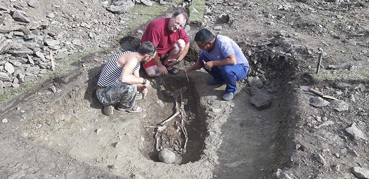 Proessor Artur Kharinsky and the team excavating the grave