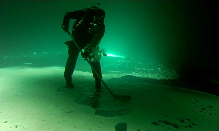 Underwater ice hockey in Kemerovo region