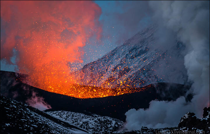 bloggers Andrey and Luidmila pictured a beautiful volcanic eruption in Kamchatka. 