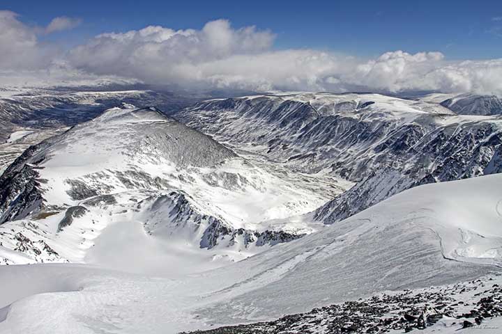 Two female university students survive as avalanche kills seven climbers in Altai Mountains 