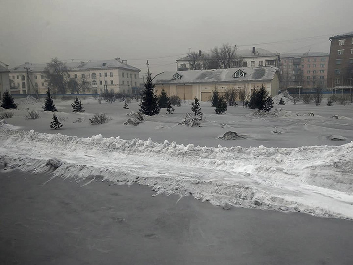 Zăpada neagră ninsoare cade peste regiunea Siberiană declanșând probleme de poluare acută de la localnici