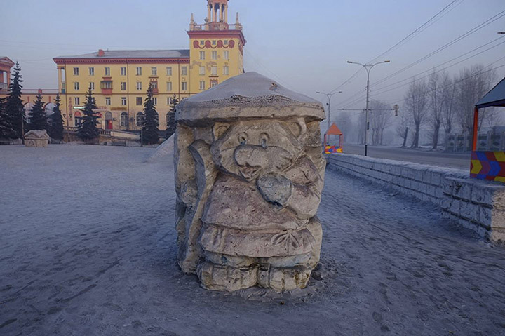 Zăpada neagră ninsoare cade peste regiunea Siberiană declanșând probleme de poluare acută de la localnici