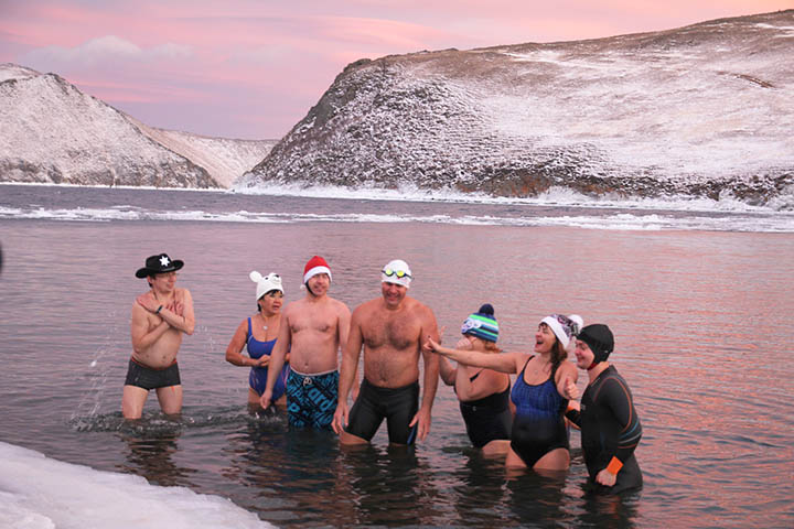 Winter swimmers splash in icy Baikal to support Russia’s Olympic athletes