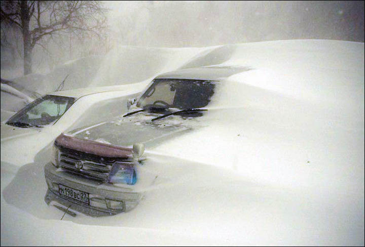 Heavy snow falls in recent days cause mayhem in Russia's 'San Francisco'